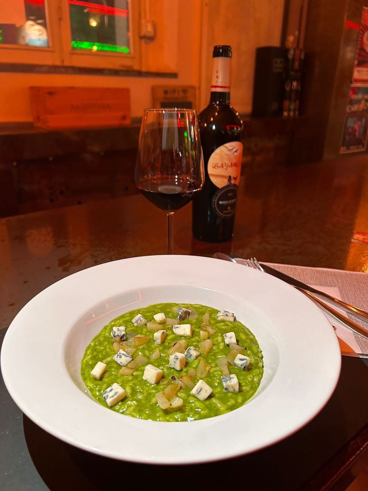 Risotto crema di spinaci, zola piccante e pera caramellata 