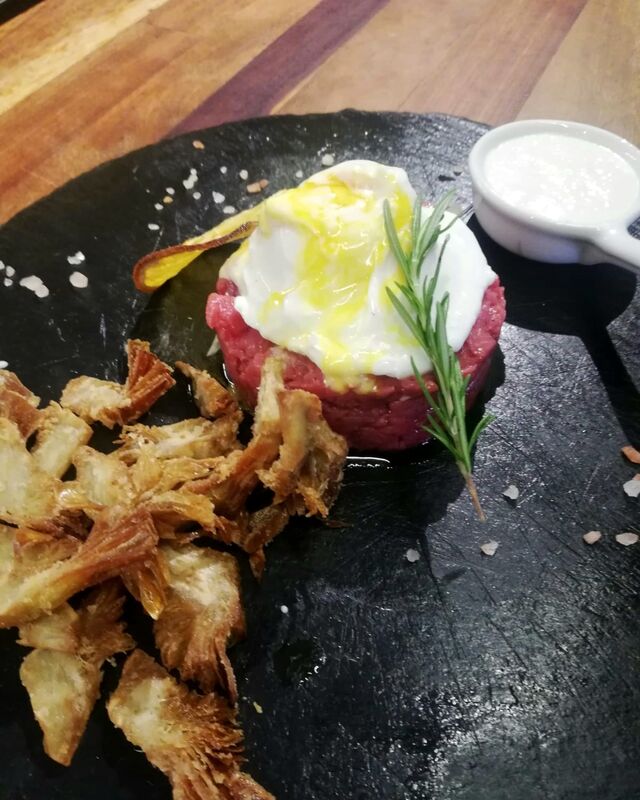 Tartare di manzo irlandese con uovo poche,spuma di pecorino e carciofi croccanti 