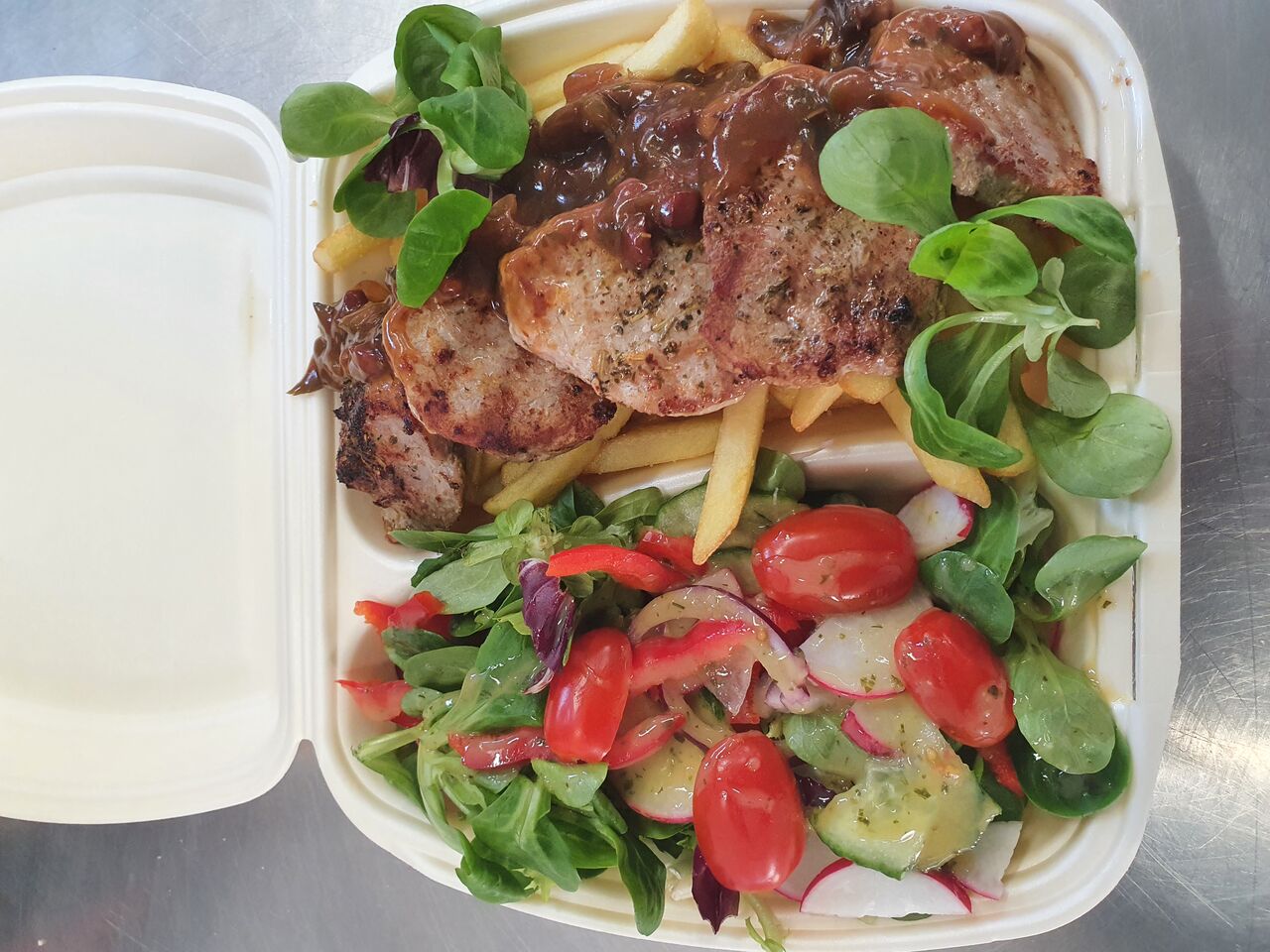 Schweinemedalions mit Pommes und Salat
