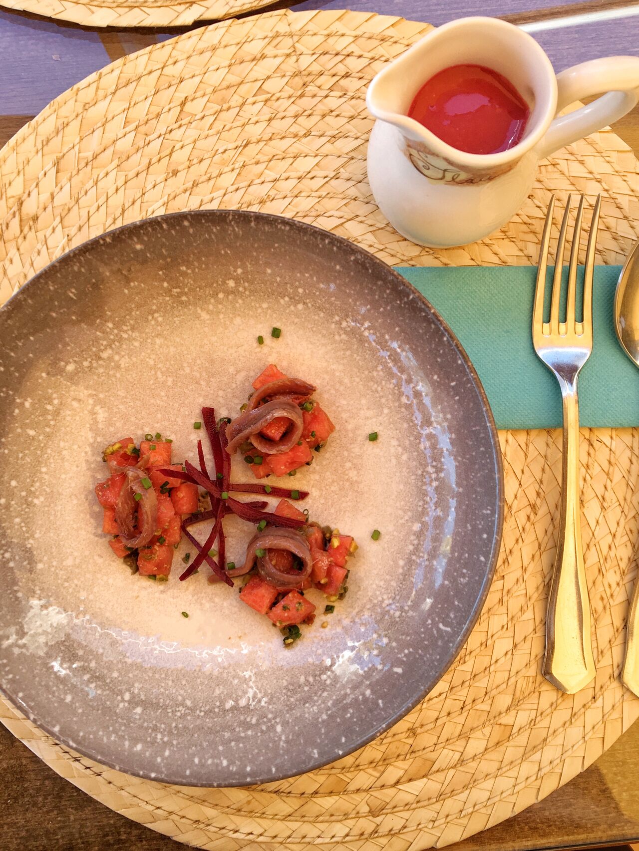Gazpacho de sandía y remolacha con tartar de sandía y picadillo de alcaparras