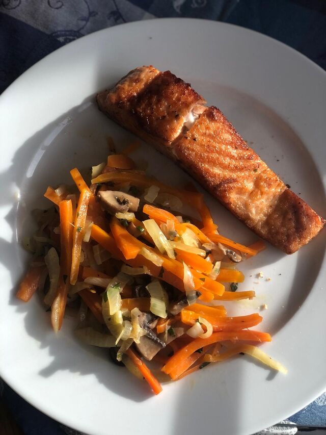 Pavé de saumon doré et sa julienne de saison