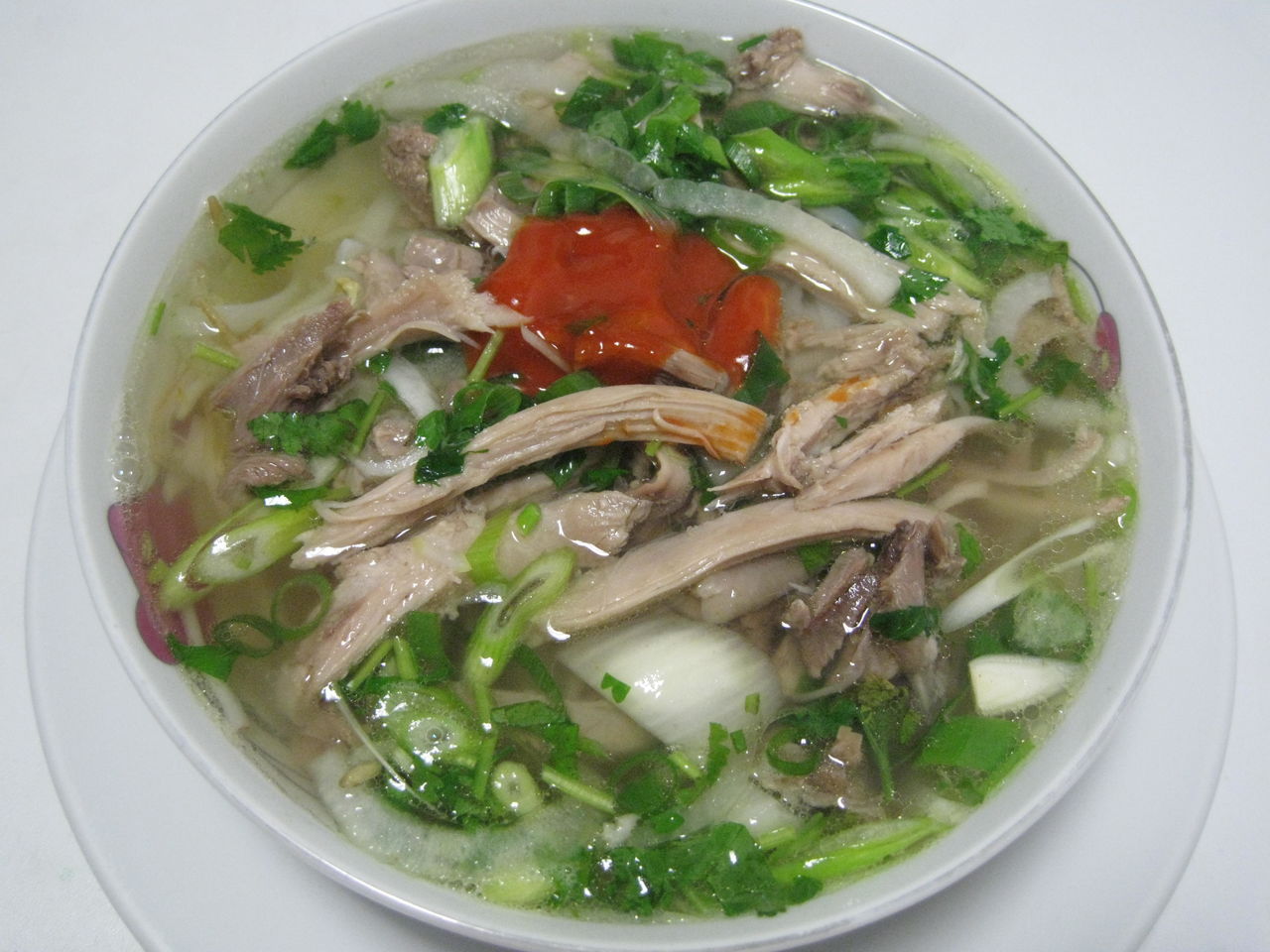 Bandnudeln Suppe mit Hühner- oder Rindfleisch