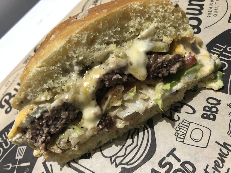 Burger Seguin:
Pain Burger, Steak de Bœuf, Salade Tomate, Oignon Rouge, Fromage de chévre, Miel, Cheddar, Sauce Champignon.
