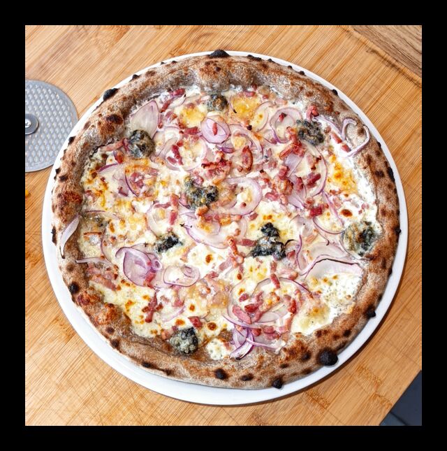 Pizza Verone - base crème, mozza FDL, oignons rouges, gorgonzola, lardons fumés, parmesan