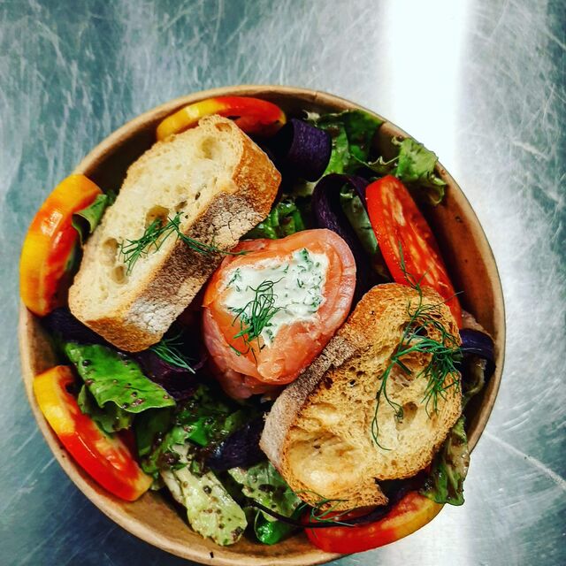 Ballotine de saumon fumé ail et fine herbe et son toast 