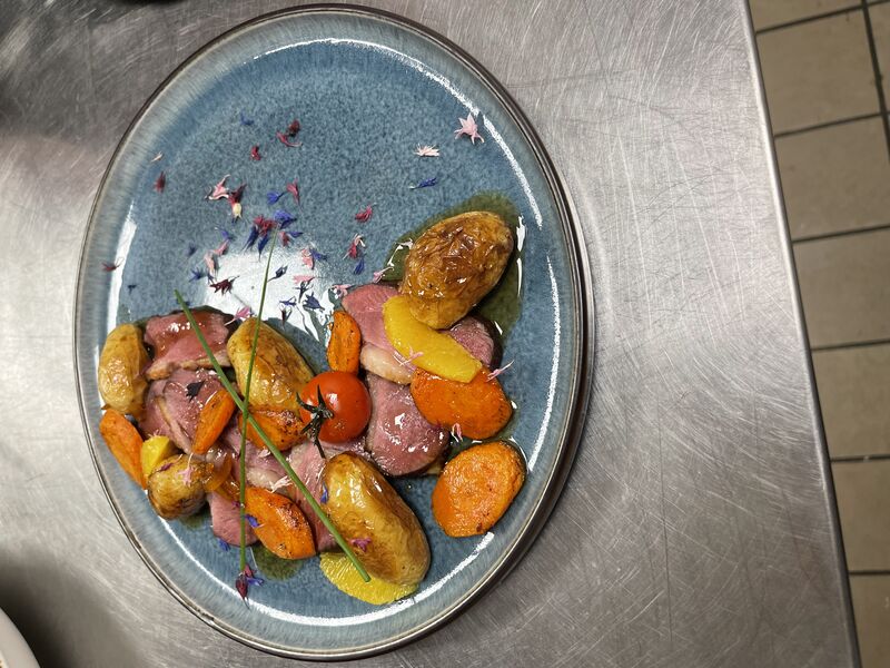Le Magret de canard laqué à l’orange 🍊 accompagné de pommes grenailles et carotes roties. Aussi beau que bon ! 
