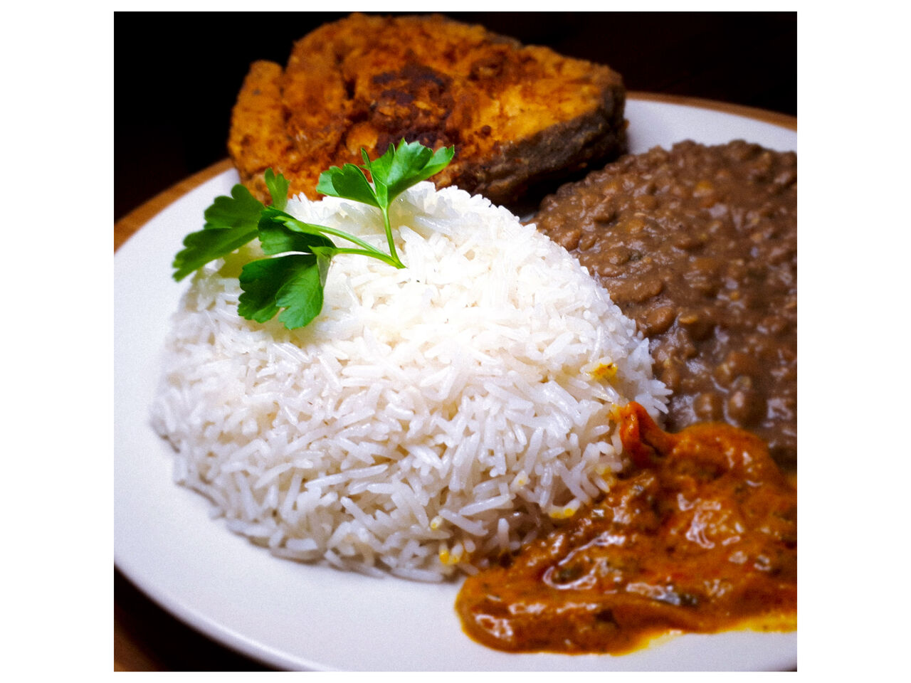 Darne de poisson frit avec sa sauce pimentade, son riz basmati et lentille.