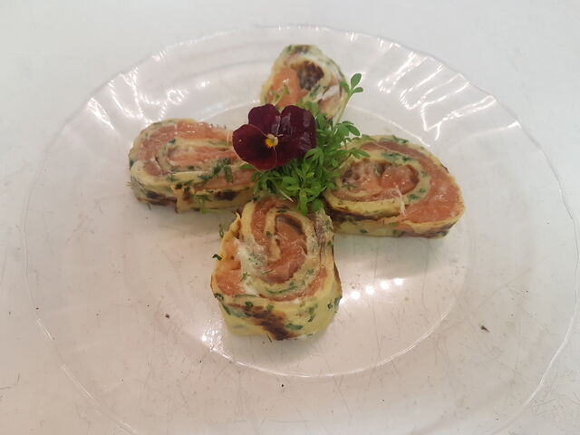 Kräuterpfannkuchen mit hausgebeiztem Lachs 