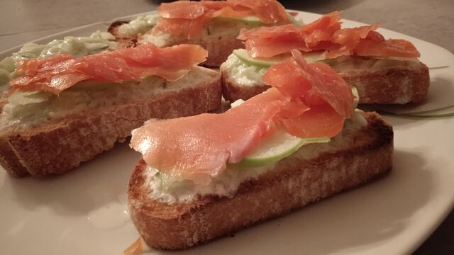 Toasts saumon tzatziki