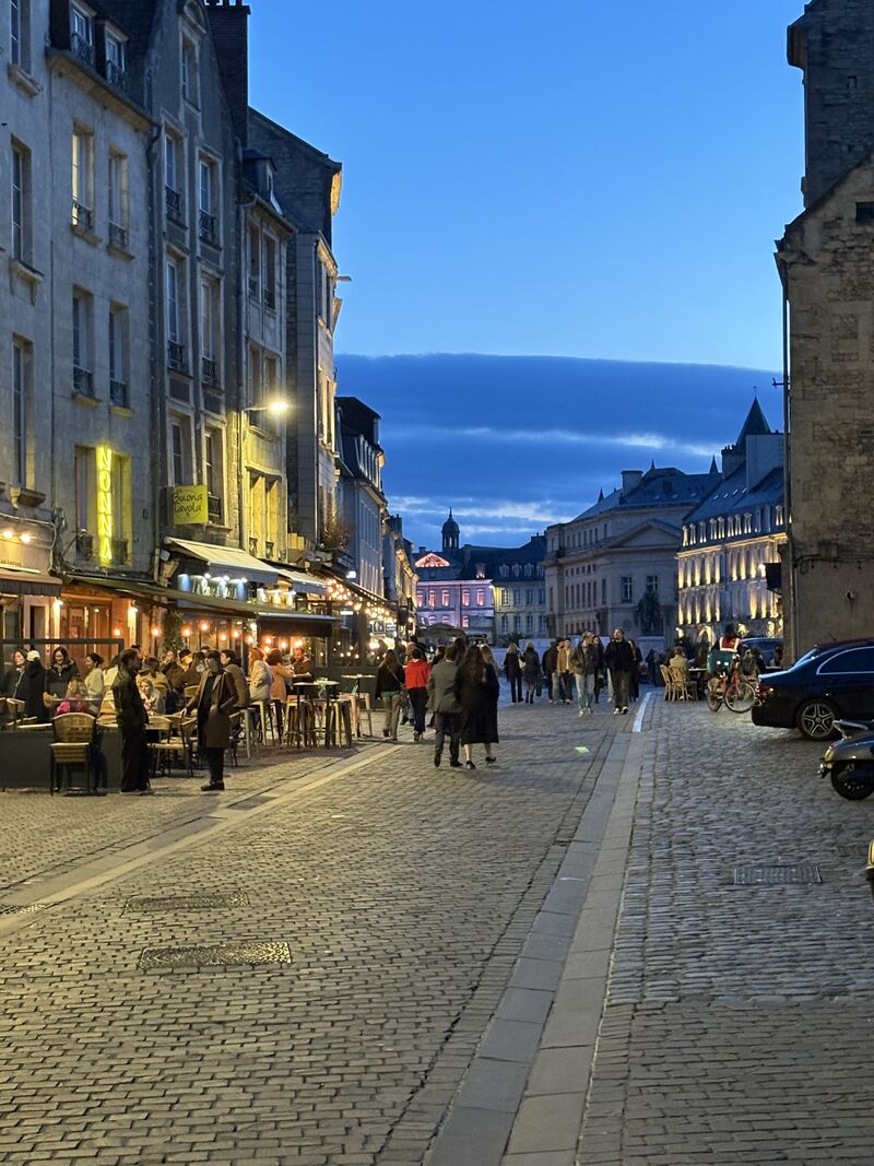 Rue Saint Sauveur en soirée