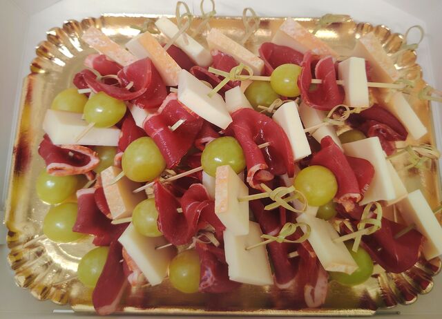Brochettes magret fumé, raisin et tome de brebis 