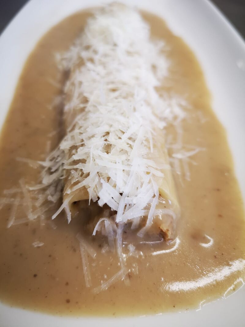 Canelón de confit de pato con salsa de setas