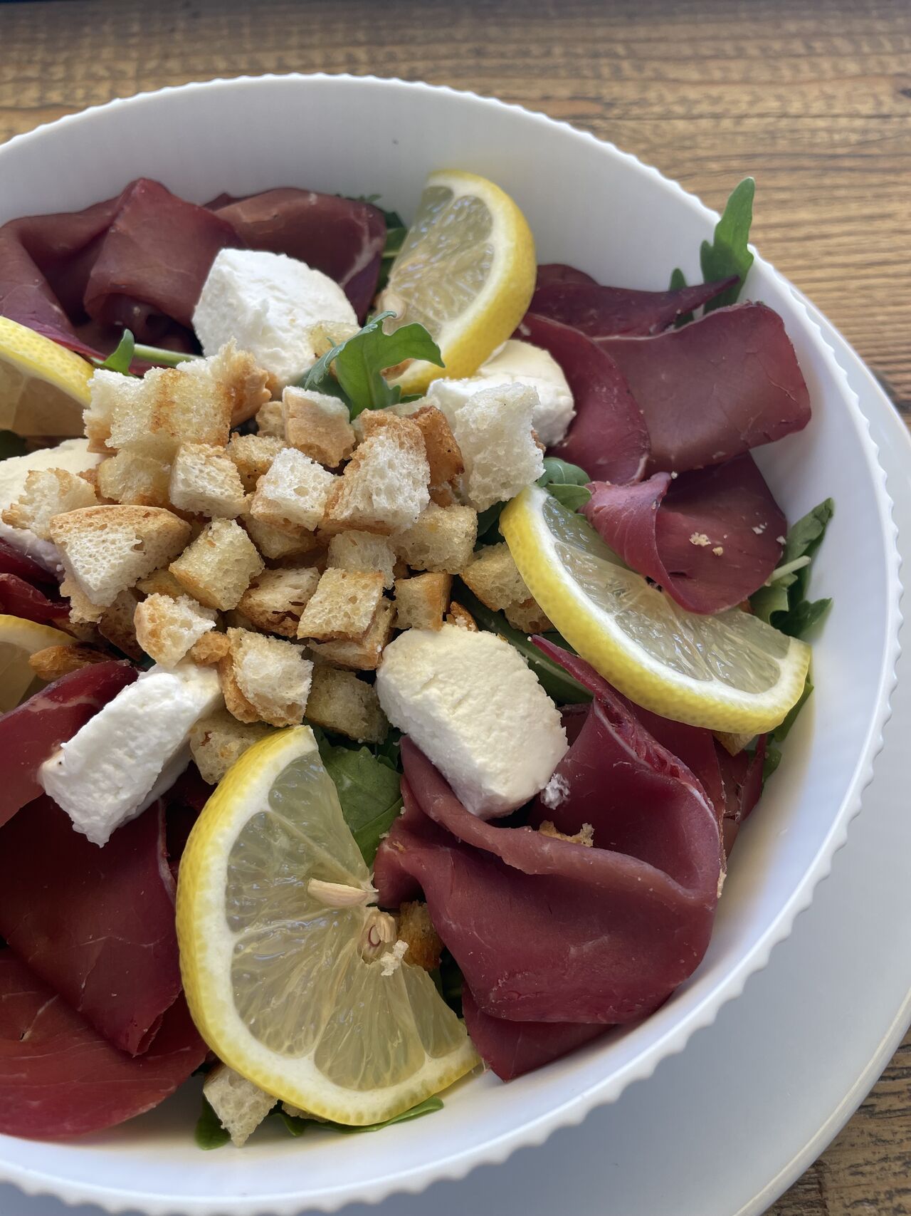 Bresaola caprino rucola e pane tostato 