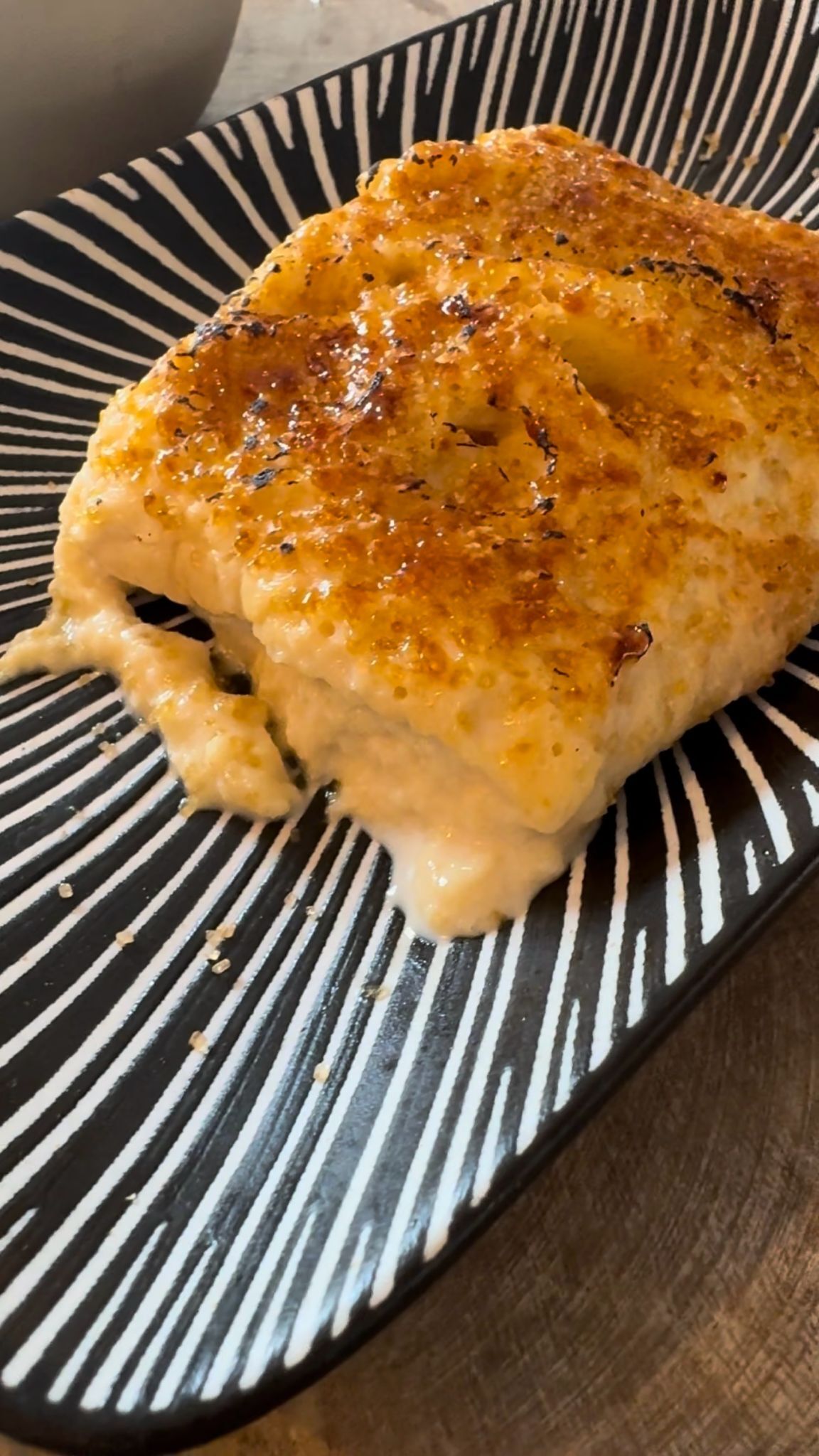 TORRIJA CARAMELIZADA CON BASE DE CHOCOLATE BLANCO