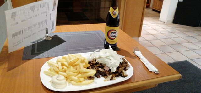 Gyros Teller mit Pommes Zaziki Zwiebeln und einem leckeren Vitamalz