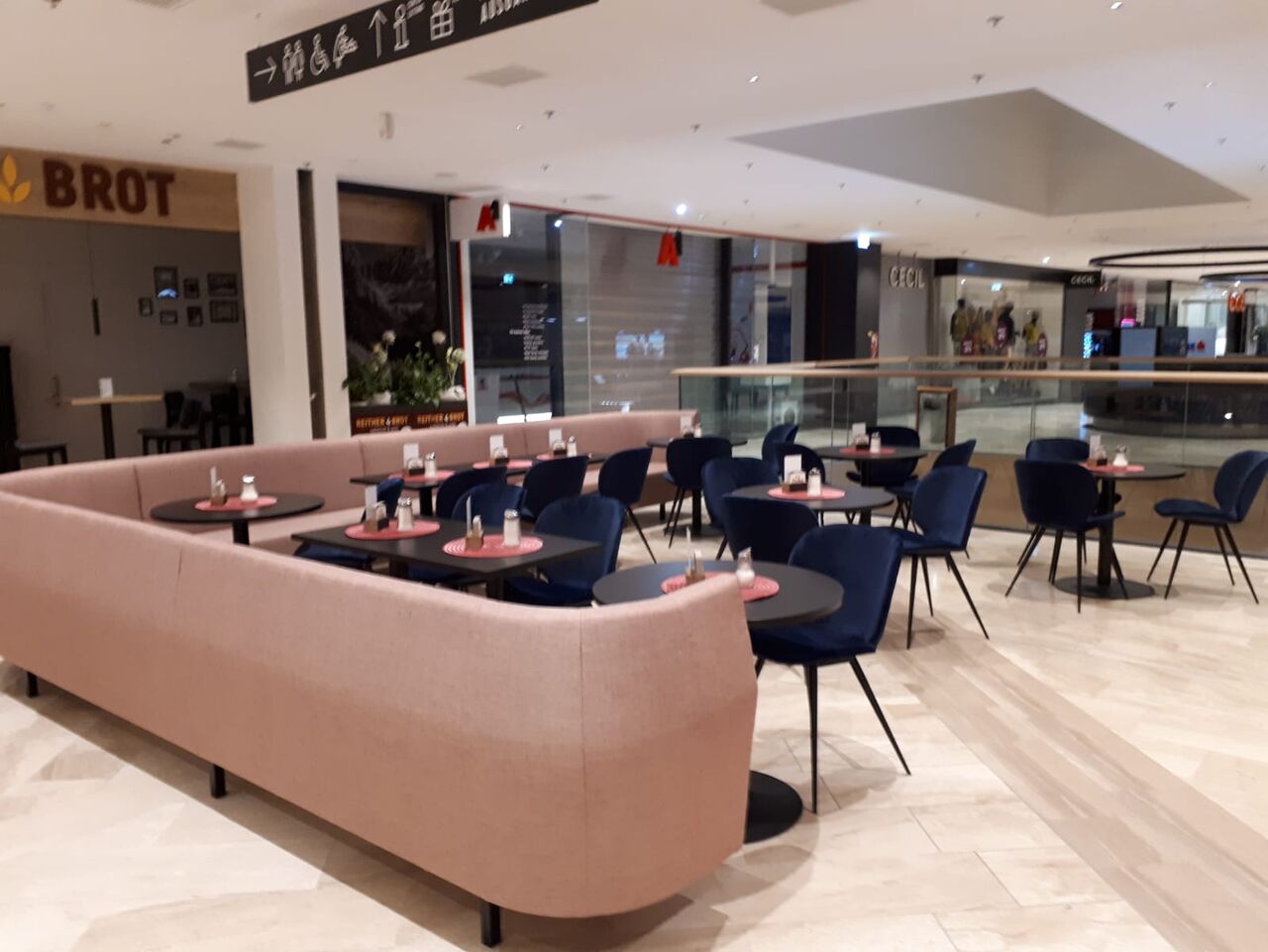 Die Couch ist neu & unsere Gäste finden sie extrem angenehm... auch Steckdosen integriert...