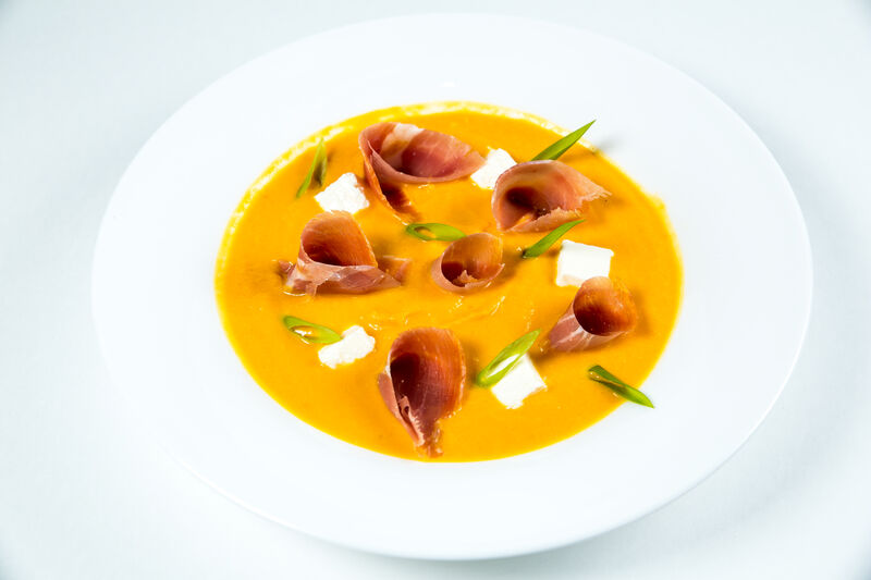 Овочевий крем-суп з прошутто та сиром фета.