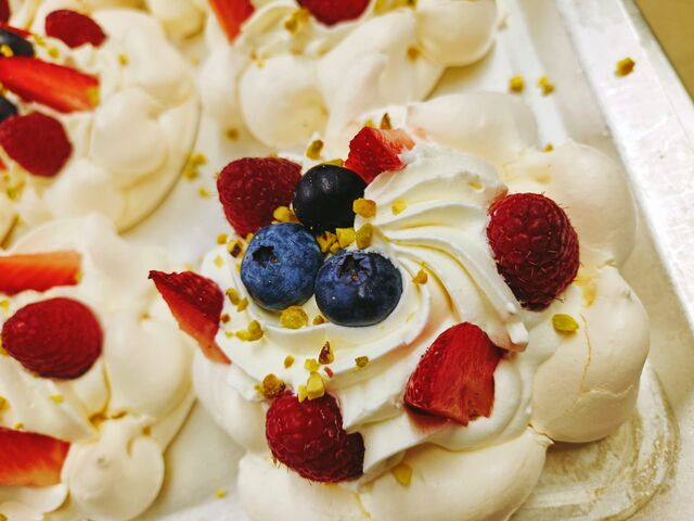 DESSERT DU JOUR (pavlova fruits rouges)