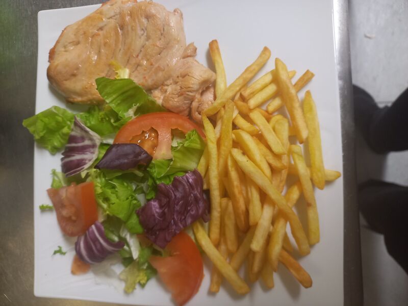 Escalope frites petit salade 8.5€