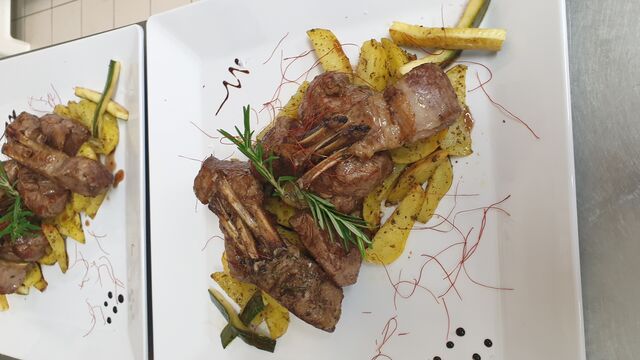  Variation Lammkrone und Lammhüfte auf Kartoffelspalten mit Balsamicojus 
