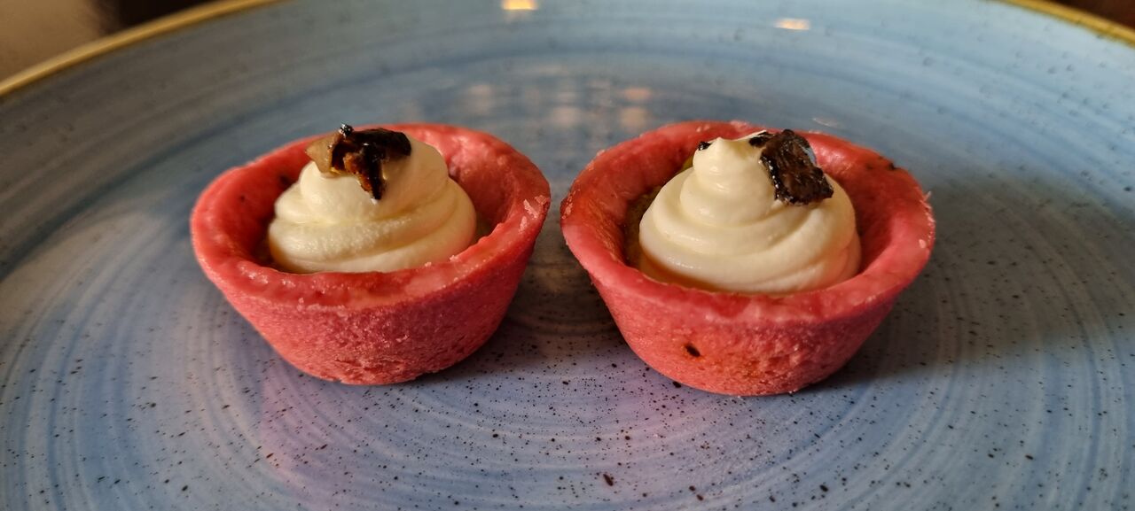 Tartelette mit Frischkäse, Trüffeln und grünen Pesto