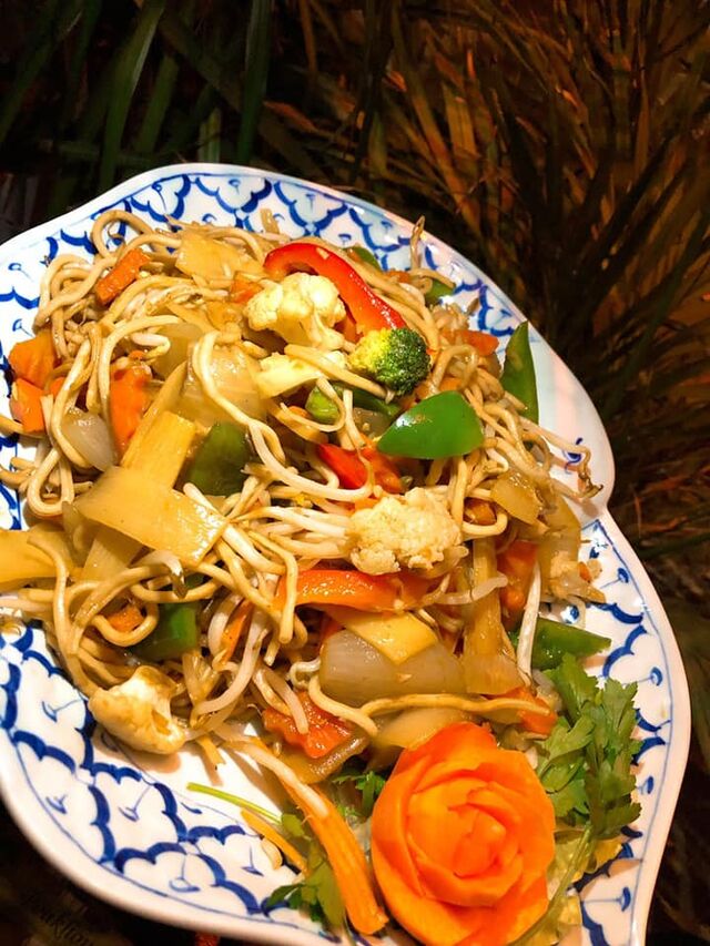 Kuah Mee - Würzig gebratene gelbe Nudeln mit vielerlei Gemüse 