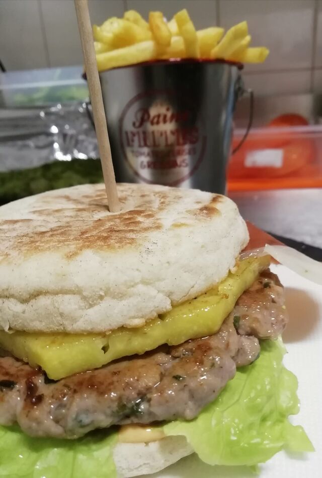 Hambúrguer da Ilha em Bolo do Caco