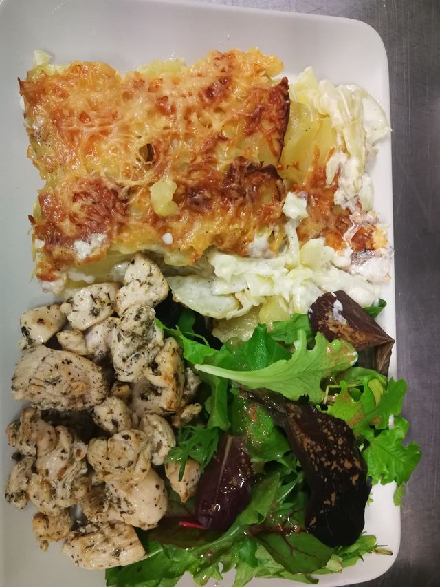 ÉMINCÉ DE POULET AUX HERBES, GRATIN DAUPHINOIS