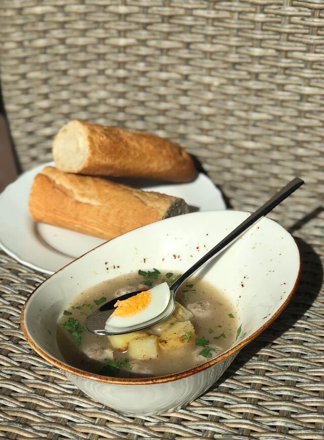 Żurek z klopsikami z białej kiełbasy z ziemniakami smażonymi 