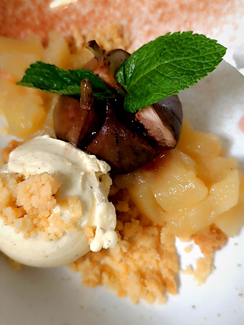 Figue rôtie ,crumble aux pommes, glace artisanale