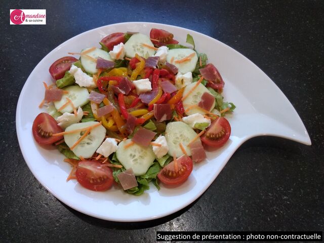 Salade d’été : salade, carottes, concombre, tomates, quatuor de poivrons cuits et marinés, jambon cru, mozzarella di buffala