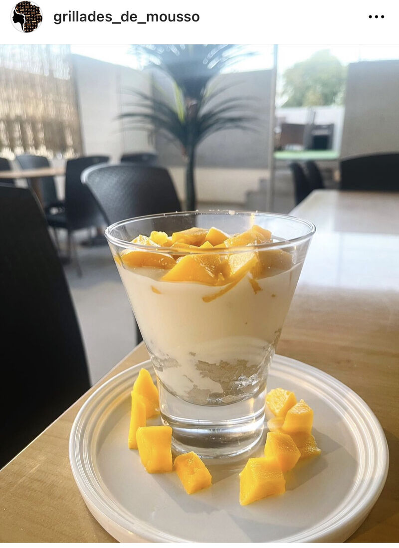 Lahka ( semoule de finio ) accompagné de son mélange de lait Frais, et ses morceaux de mangue