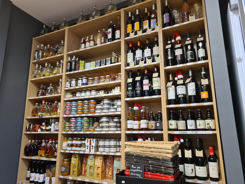Côté salé... des tartinables, rillettes, huiles, condiments, biscuits, vins, rhums arrangés, spiritueux... Que du bonheur!!!