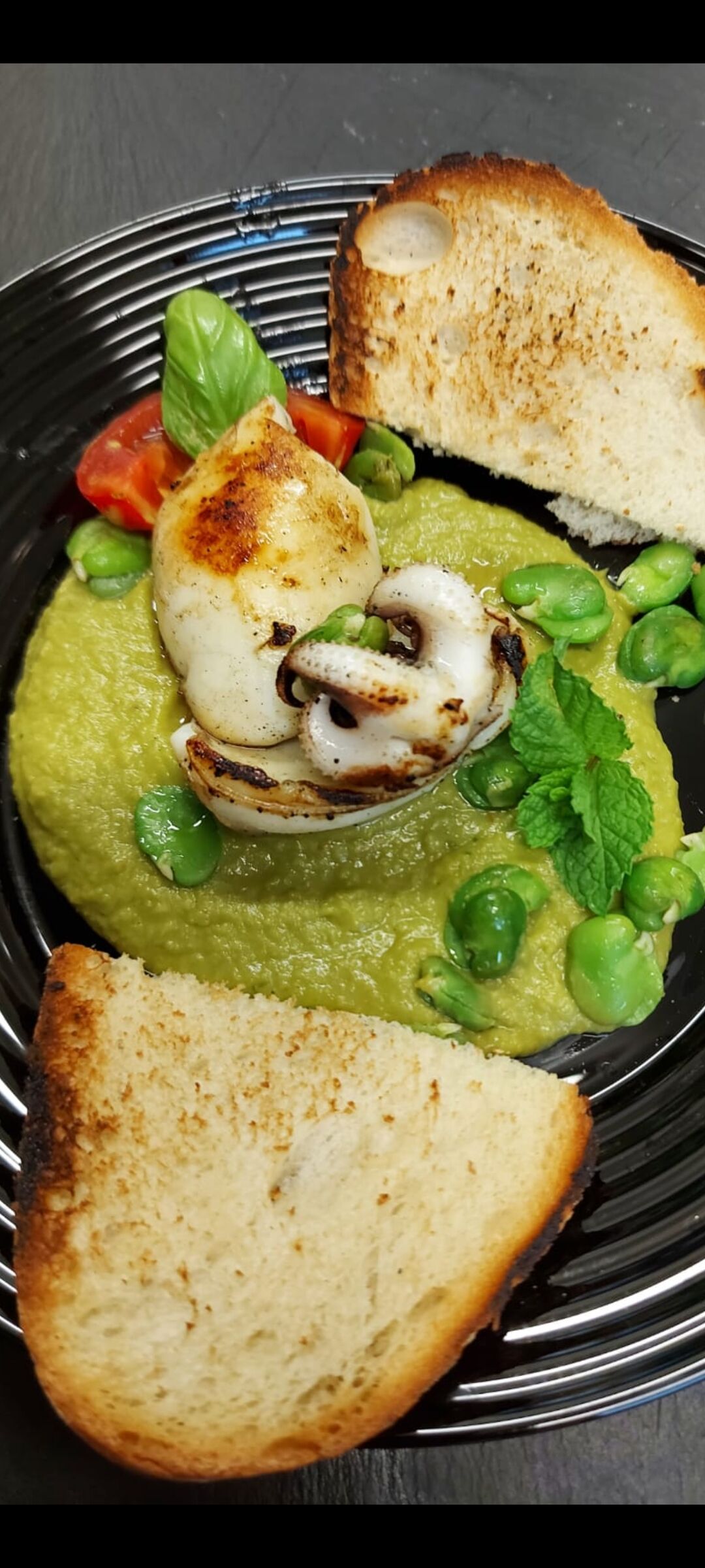 Seppie all griglia su vellutata di piselli caramellati al profumo di menta