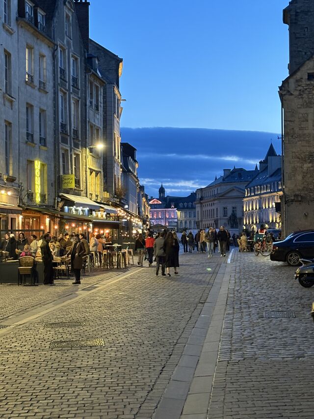 Rue Saint Sauveur en soirée