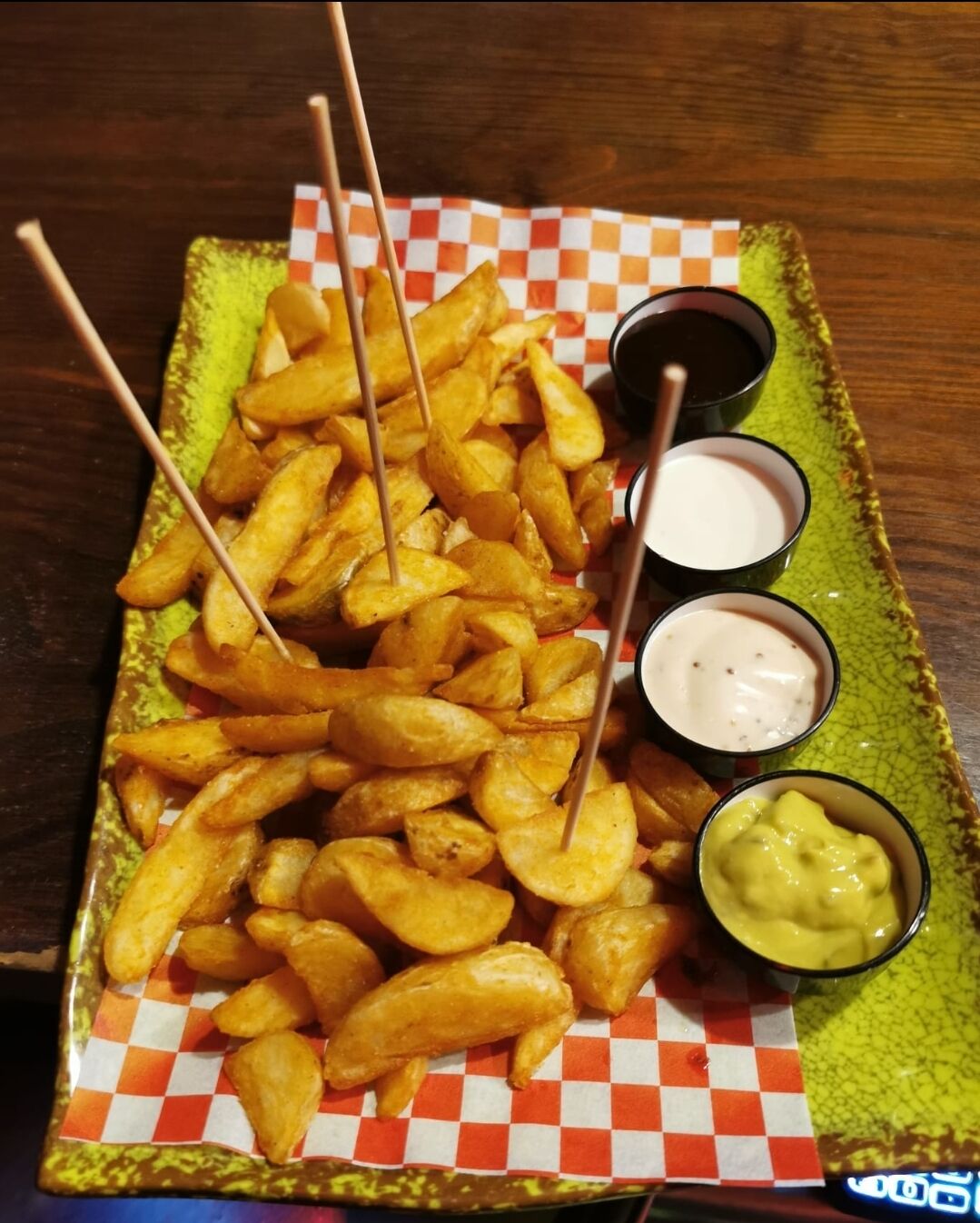 Patatas 4 Salsas 7€