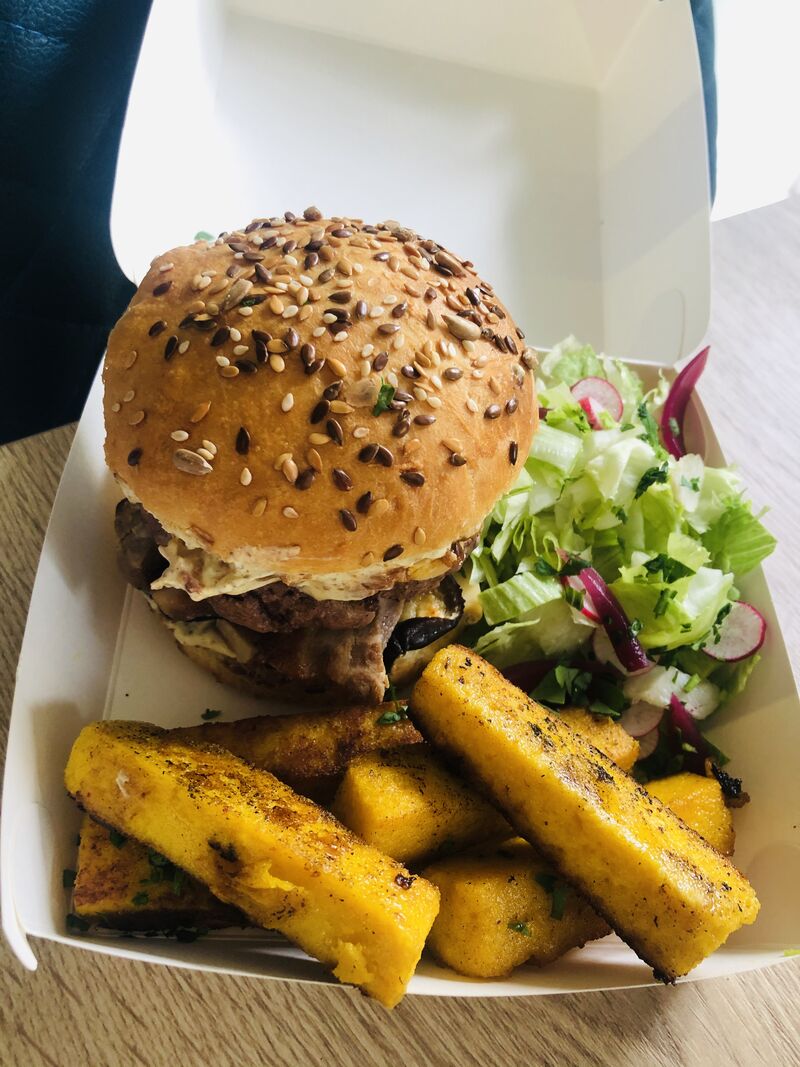 Plat Emporter : Burger Maison au bœuf et fourme de Montbrison, confit d’échalotes et frites de polenta