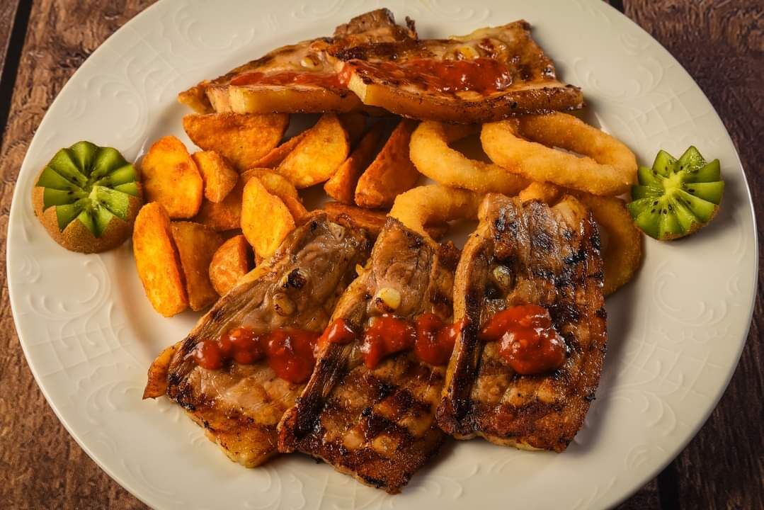 BBQ rebreca sa prilogom