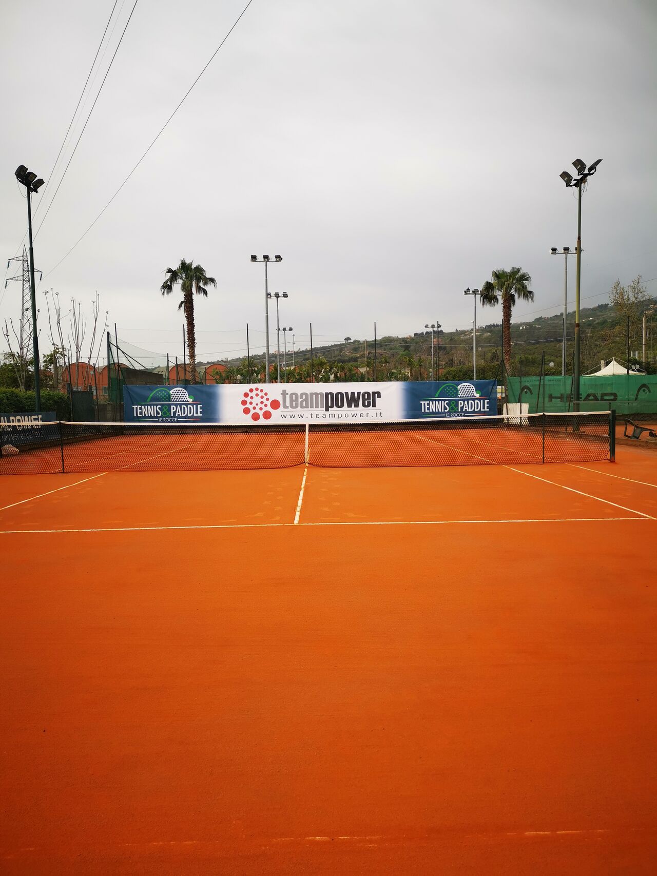 2 campi da tennis in terra battuta
