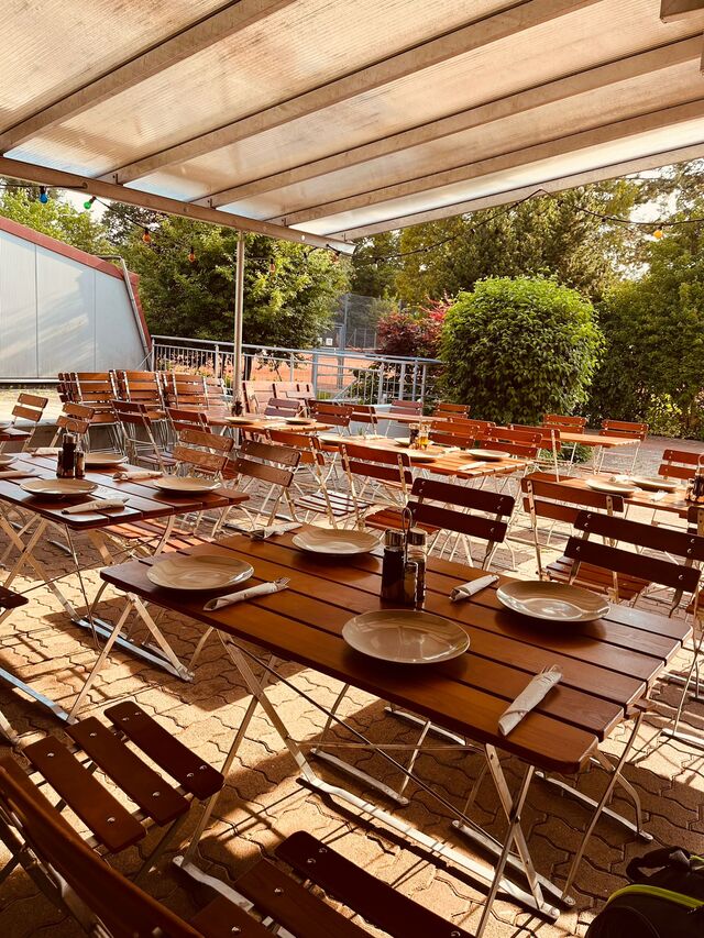 Genießen Sie kulinarische Freuden im Freien – Unsere gemütlich Terrasse lädt zum essen und Trinken ein.