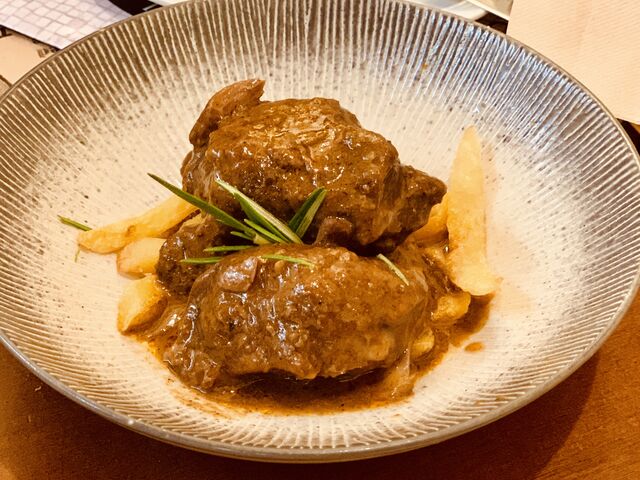 Carrillada ibérica estofada al romero con patatas