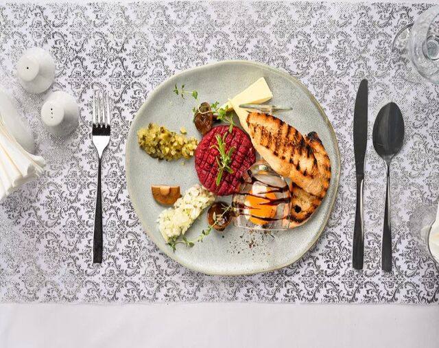 Tatar wołowy (150g) z dodatkami Beef tartare with extras (150g) Alergeny (1,3,6,7,9) 45 zł