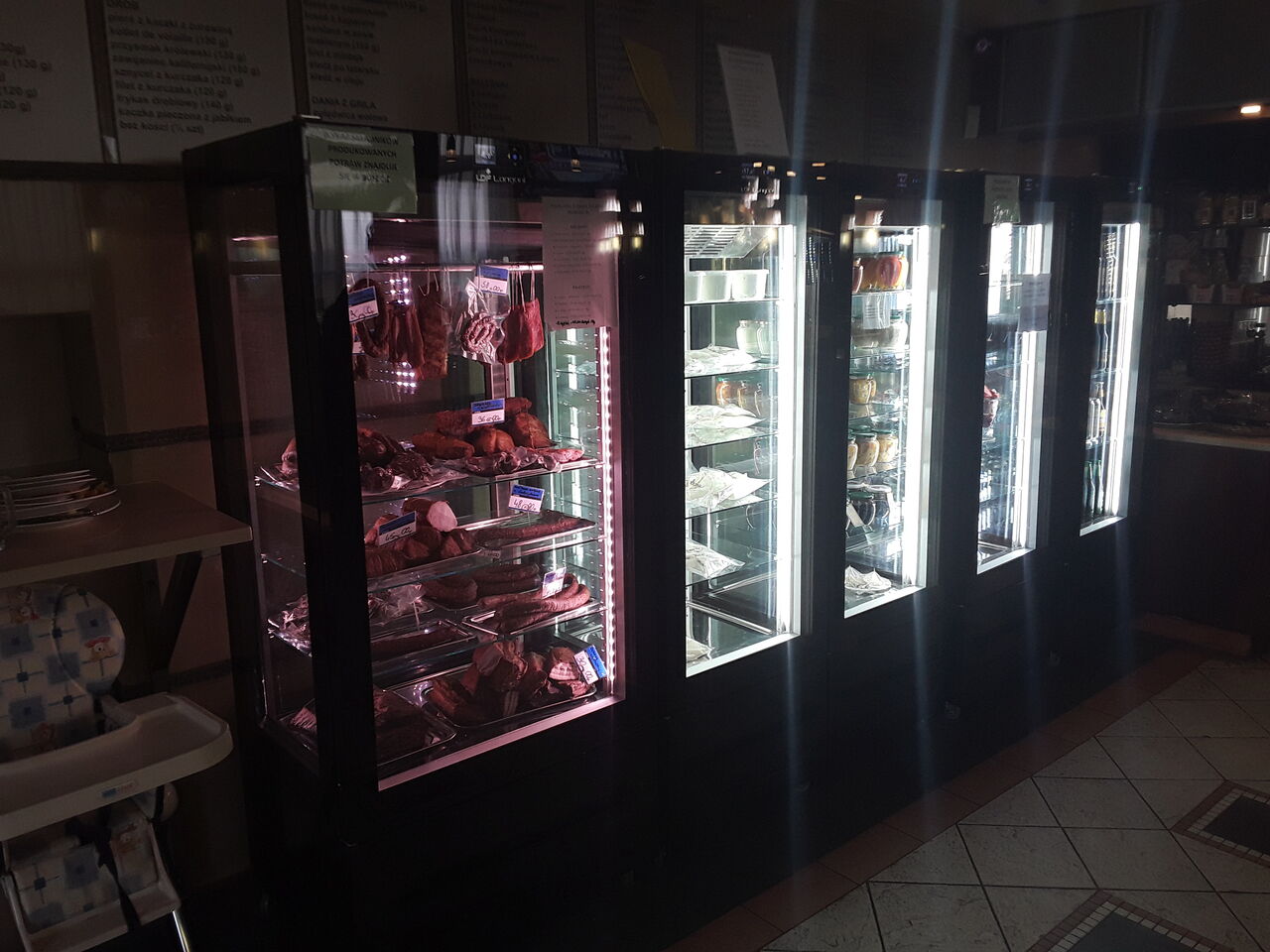 Naszą specjalnością są: wyroby garmażeryjne, swojski chleb na naturalnym zakwasie, dżemy oraz naturalne soki. 