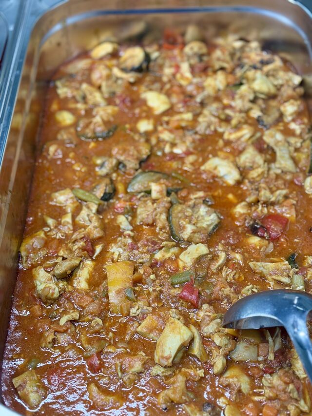 Hähnchen Fleisch in Tomaten pikante Sauce 