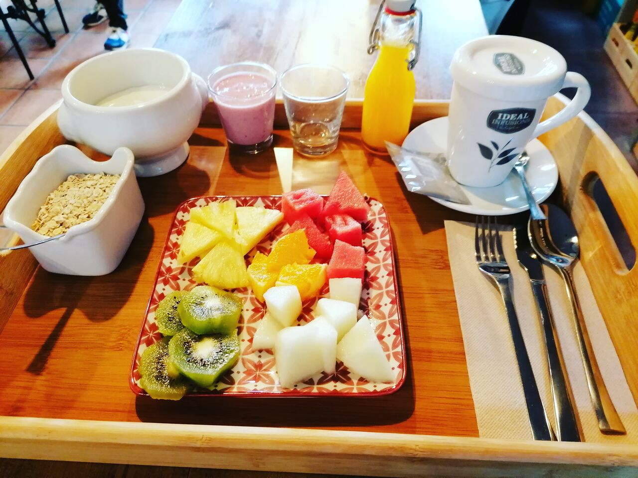 Desayuno con cereales y fruta