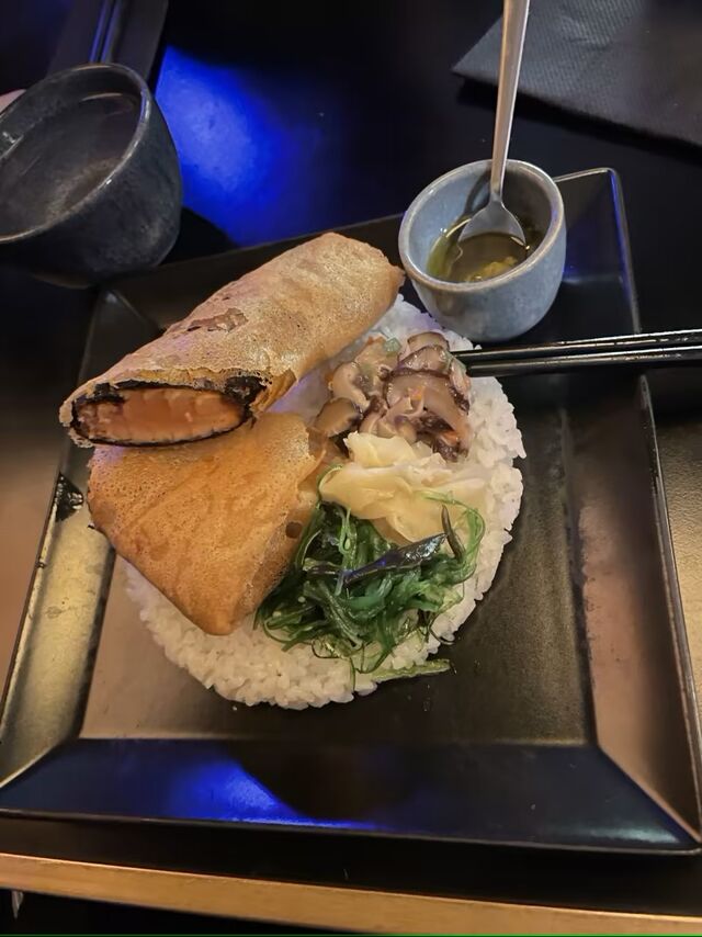 Croustillant de saumon au saté, sauce yuzu