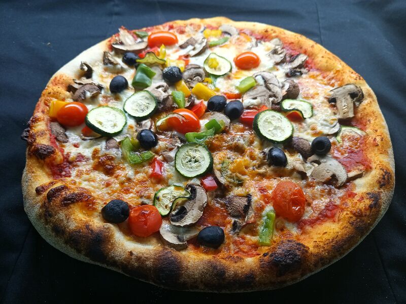 LA VEGETARIENNE: Mozzarella, champgnons, courgettes, tomates cerises, oignons, olives 13.50€