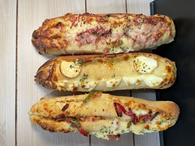 Baguette tapas lardons, chèvre miel ou chorizo poivrons 