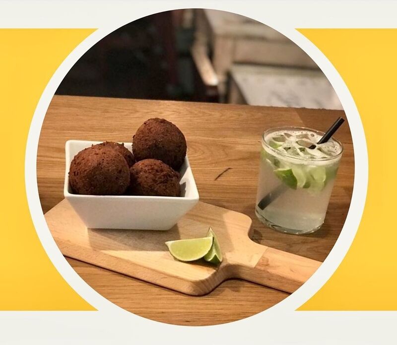 Bolinho de feijoada + Caipirinha de Limão 