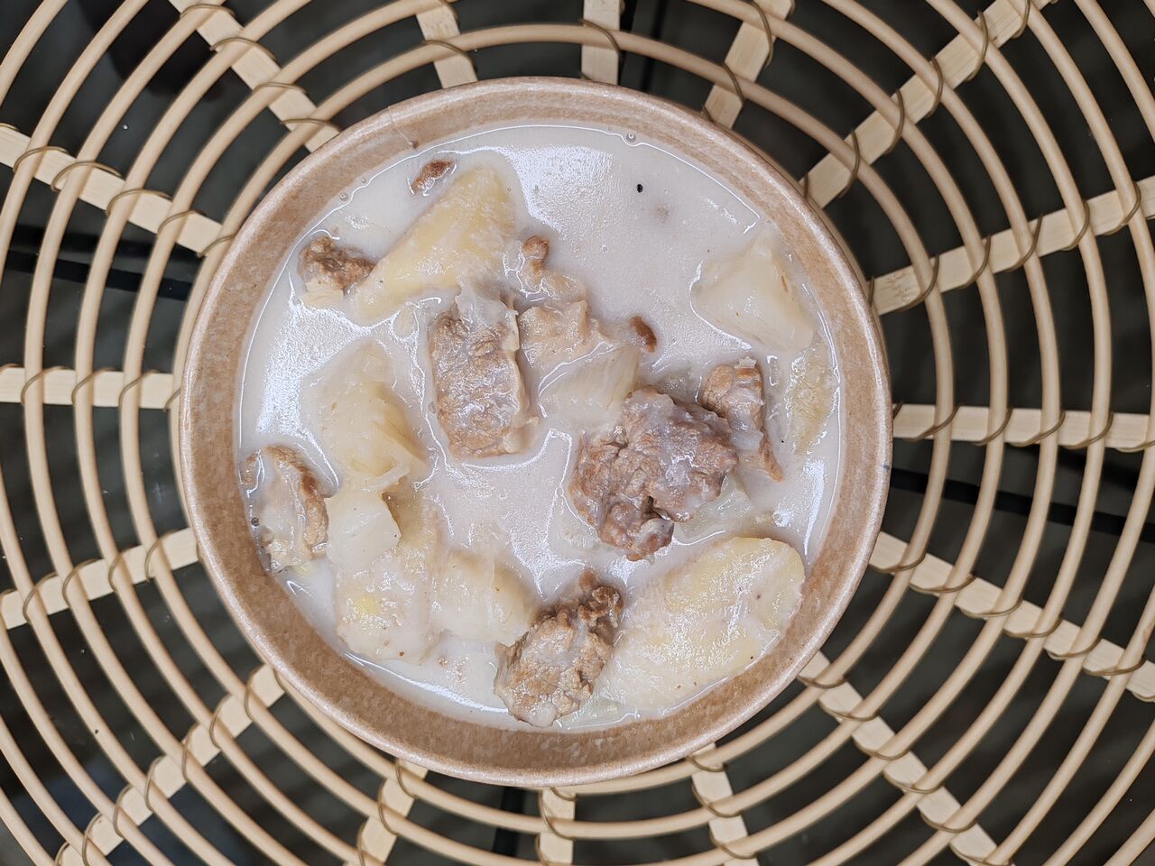 Trovi ya hanadzi (plat à base de banane- manioc-coco et viande de boeuf)